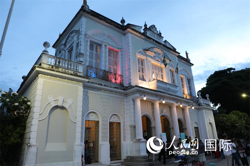 若泽·德阿伦卡尔剧院始建于19世纪末，1910年正式落成启用，是福塔莱萨最重要的历史文化地标之一，也是巴西东北部极具代表性的表演艺术殿堂，被誉为“巴西最美丽剧院纪念地之一”。 人民网记者 陈一鸣摄