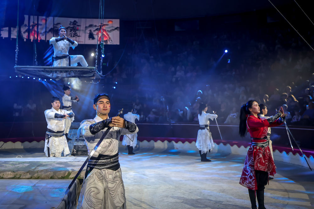  4月8日，在匈牙利首都布达佩斯，江苏省杂技团演员在表演《凌云踏浪——跳板秋千蹦床》。新华社发（鲍洛格·达维德摄）