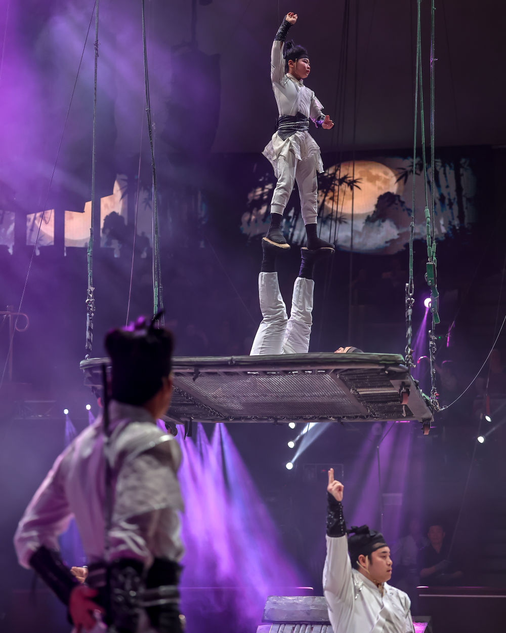4月8日，在匈牙利首都布达佩斯，江苏省杂技团演员在表演《凌云踏浪——跳板秋千蹦床》。新华社发（鲍洛格·达维德摄）
