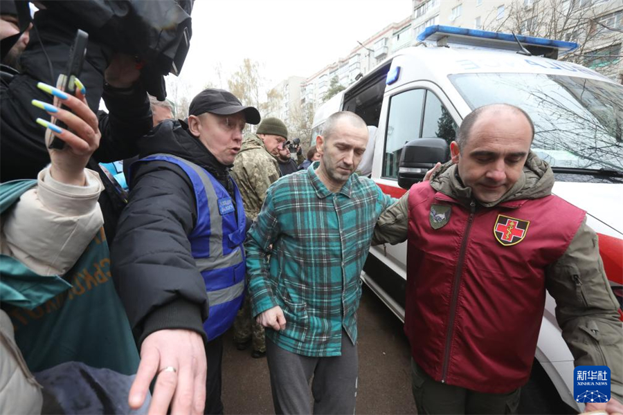 4月11日，在乌克兰北部边境地区，被释放的乌克兰战俘被送往医院接受进一步治疗。新华社发（彼得·德鲁克摄）