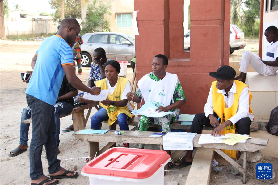 4月12日，在贝宁维达市一处投票站，工作人员核对选民信息。新华社发（塞拉芬摄）