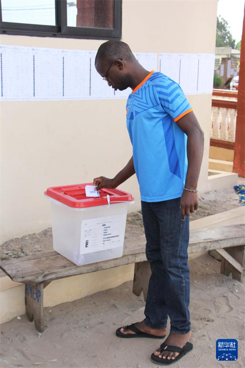 4月12日，一名选民在贝宁维达市一处投票站投票。新华社发（塞拉芬摄）