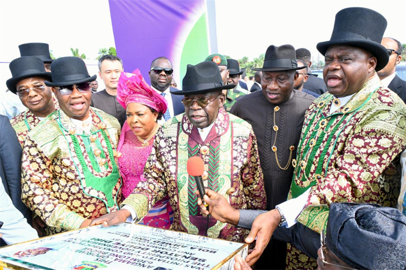 尼日利亚总统提努布等为大桥启用揭牌。 中国土木工程集团有限公司供图