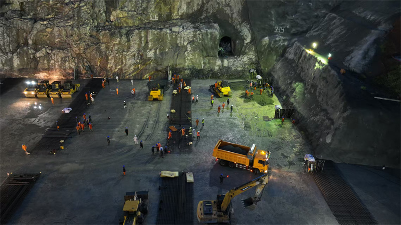 安哥拉凯凯水电站工程大坝首仓碾压混凝土浇筑现场 中国能建葛洲坝集团供图