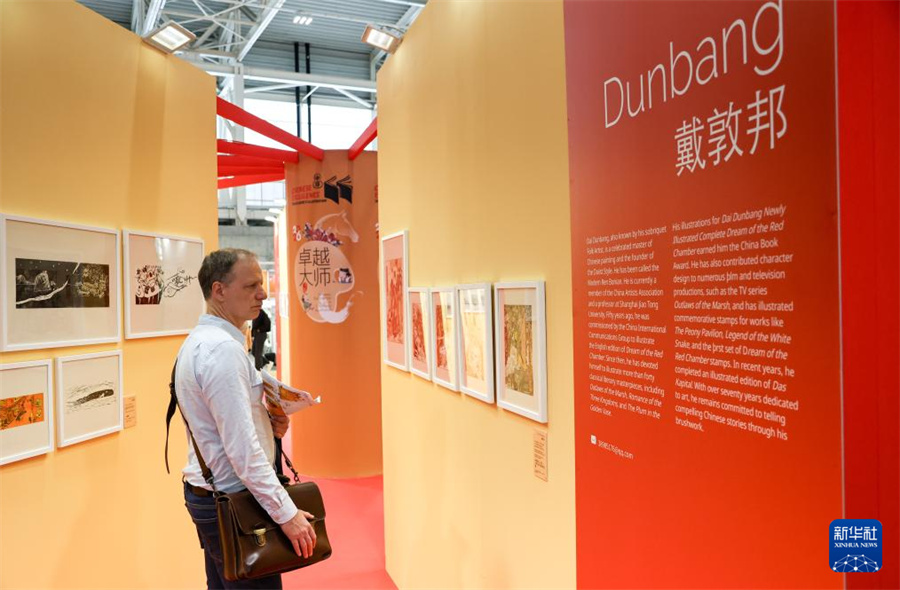 4月13日，在意大利博洛尼亚举行的博洛尼亚国际童书展上，观众参观中国展区。新华社记者 王楷焱 摄