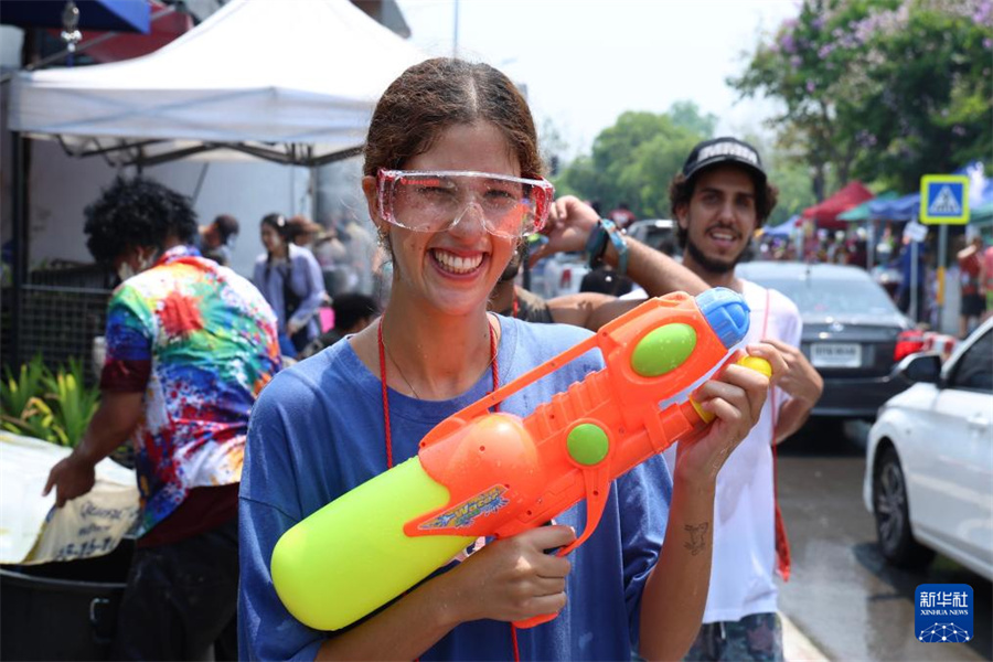 4月13日，人们在泰国清迈街头参加泼水节庆祝活动。新华社记者 孙玮彤 摄