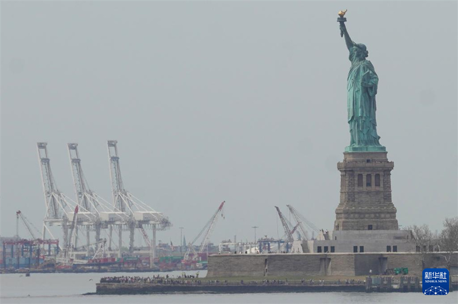 这是4月15日在美国纽约拍摄的纽约和新泽西港。纽约和新泽西港是美国东北部最大的贸易和货物进出口中心。新华社记者 张凤国 摄