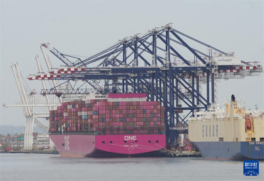 这是4月15日在美国纽约拍摄的纽约和新泽西港一个集装箱码头。纽约和新泽西港是美国东北部最大的贸易和货物进出口中心。新华社记者 张凤国 摄