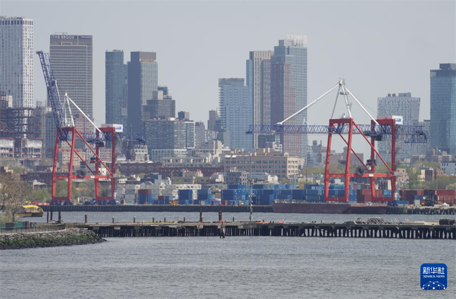 这是4月15日在美国纽约拍摄的纽约和新泽西港一个集装箱码头。纽约和新泽西港是美国东北部最大的贸易和货物进出口中心。新华社记者 张凤国 摄