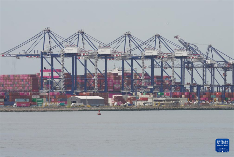 这是4月15日在美国纽约拍摄的纽约和新泽西港一个集装箱码头。纽约和新泽西港是美国东北部最大的贸易和货物进出口中心。新华社记者 张凤国 摄