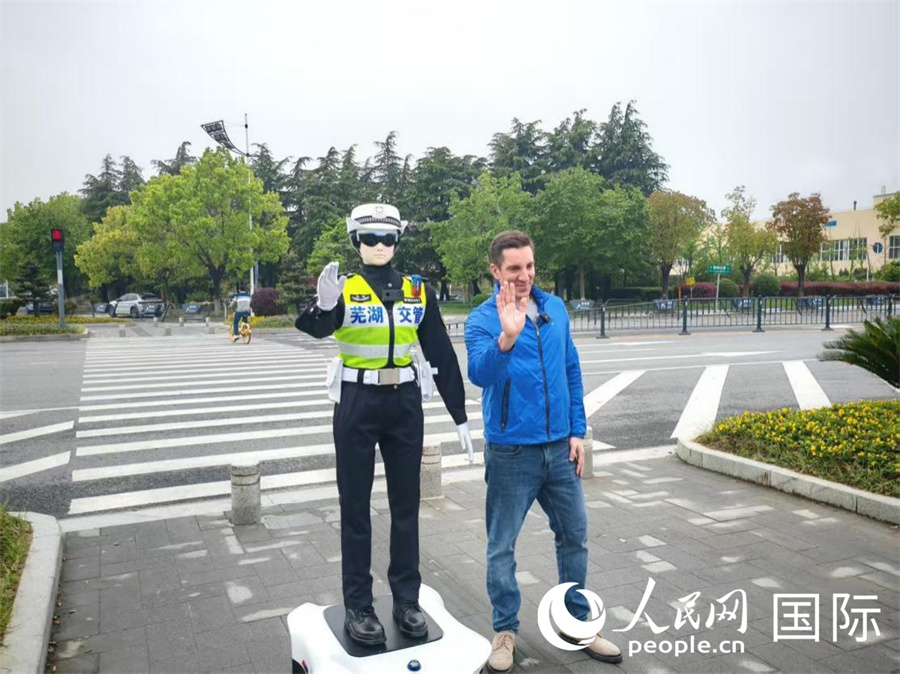 湖长明和芜湖机器人交警合影。人民网 张凯伟摄