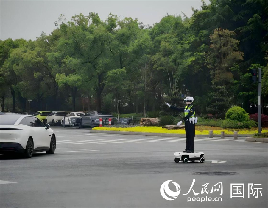 芜湖机器人交警在路口指挥交通。人民网 张凯伟摄