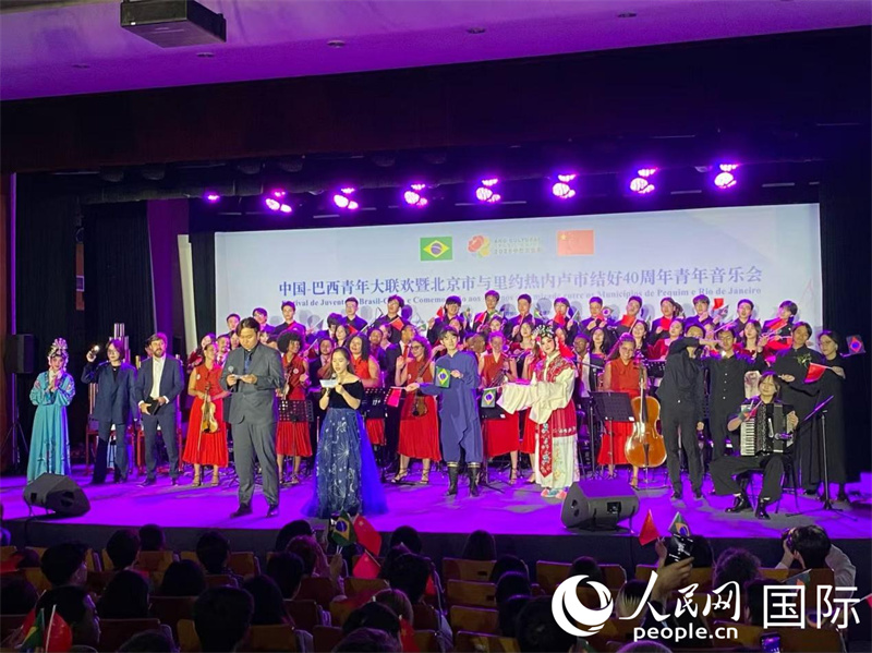 演员们共同表演《友谊地久天长》。人民网记者 于洋摄