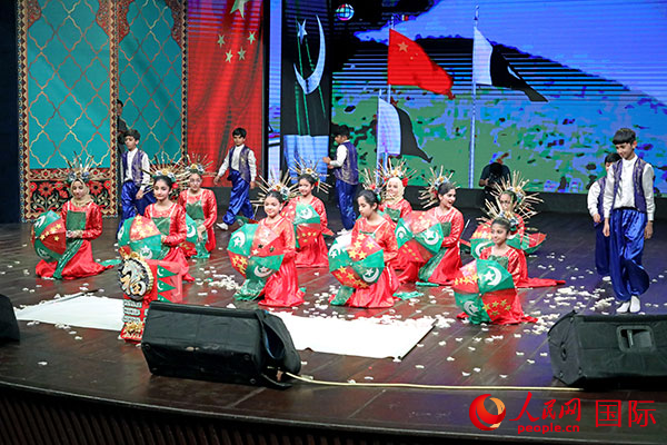 巴基斯坦儿童在联欢会现场表演《中国伞舞》。人民网记者 赵益普摄