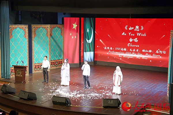 中国青少年在联欢会现场表演合唱歌曲《如愿》。人民网记者 赵益普摄