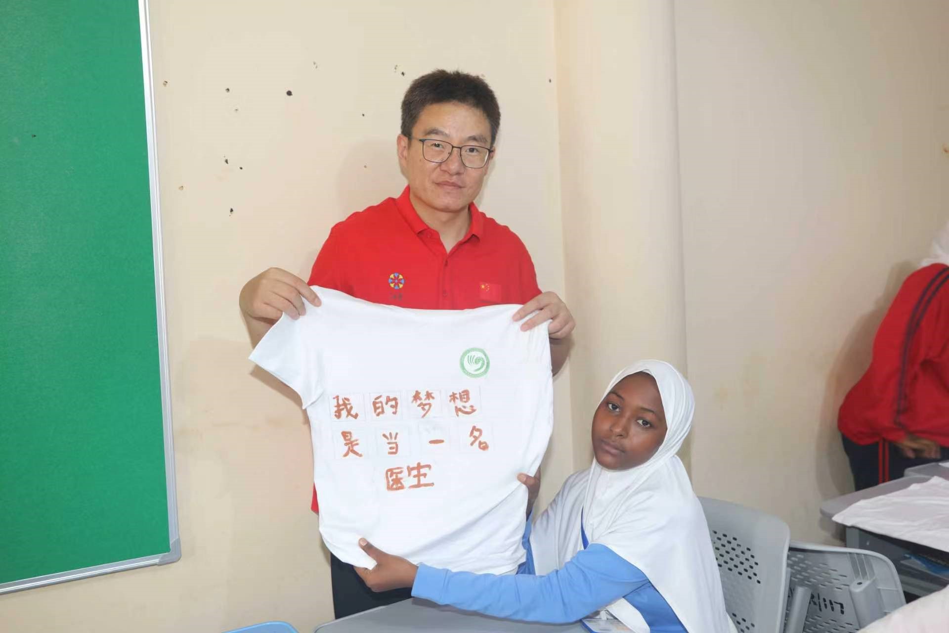 桑给巴尔学生展示梦想。袁刚 摄