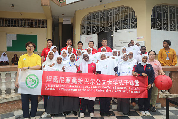 孔子课堂师生与医疗队合影。袁刚 摄