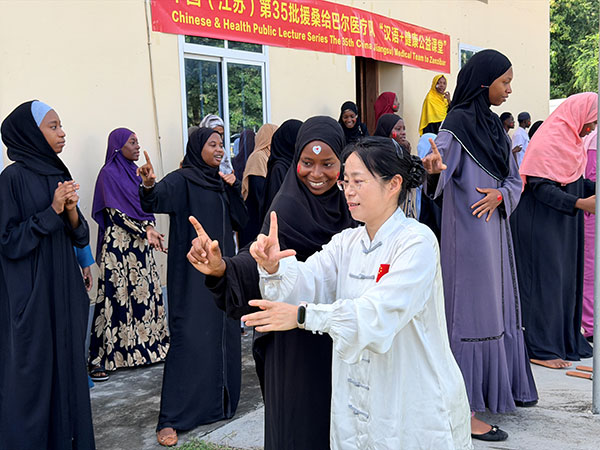 认真和中国医生学八段锦。袁刚 摄