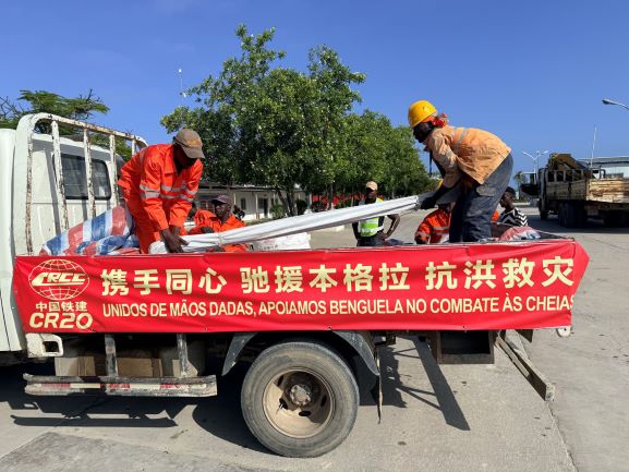 工人们正在卸载救援物资。中铁二十局供图