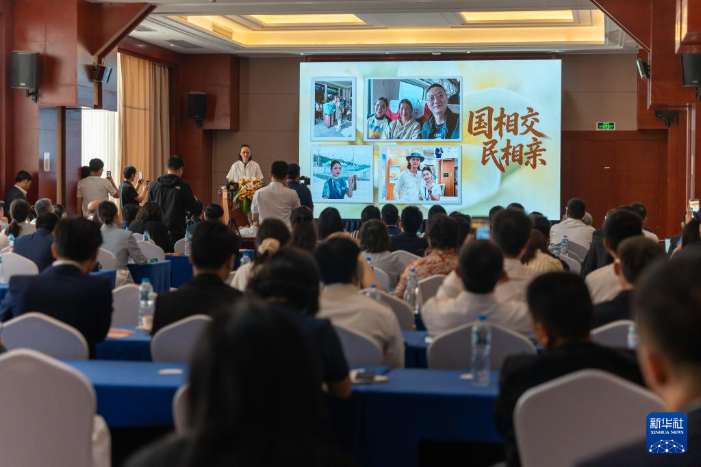 这是4月18日在老挝首都万象拍摄的“中老铁路故事会”分享活动现场。新华社发（凯乔摄）