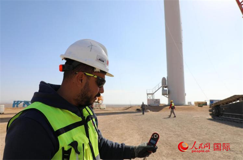 图为埃及工程师米纳在项目现场检测风速。人民网记者 沈小晓摄