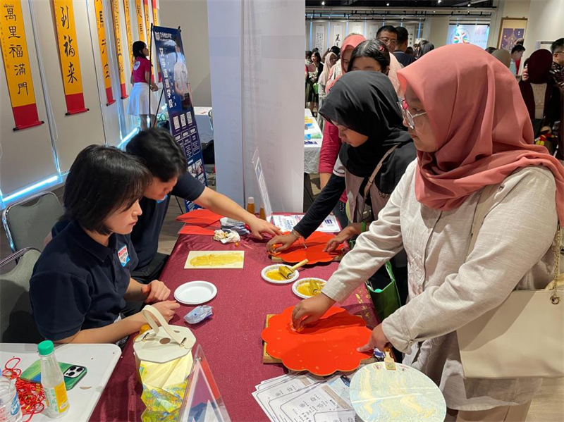 现场观众体验漆扇制作。印尼阿拉扎大学孔子学院供图