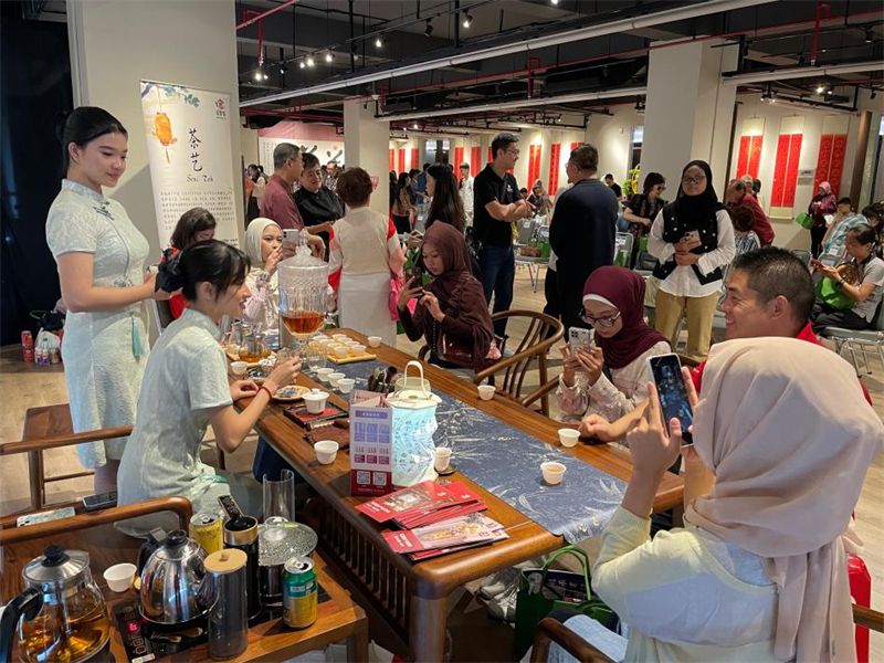 现场观众欣赏中国茶艺并品茶。印尼阿拉扎大学孔子学院供图