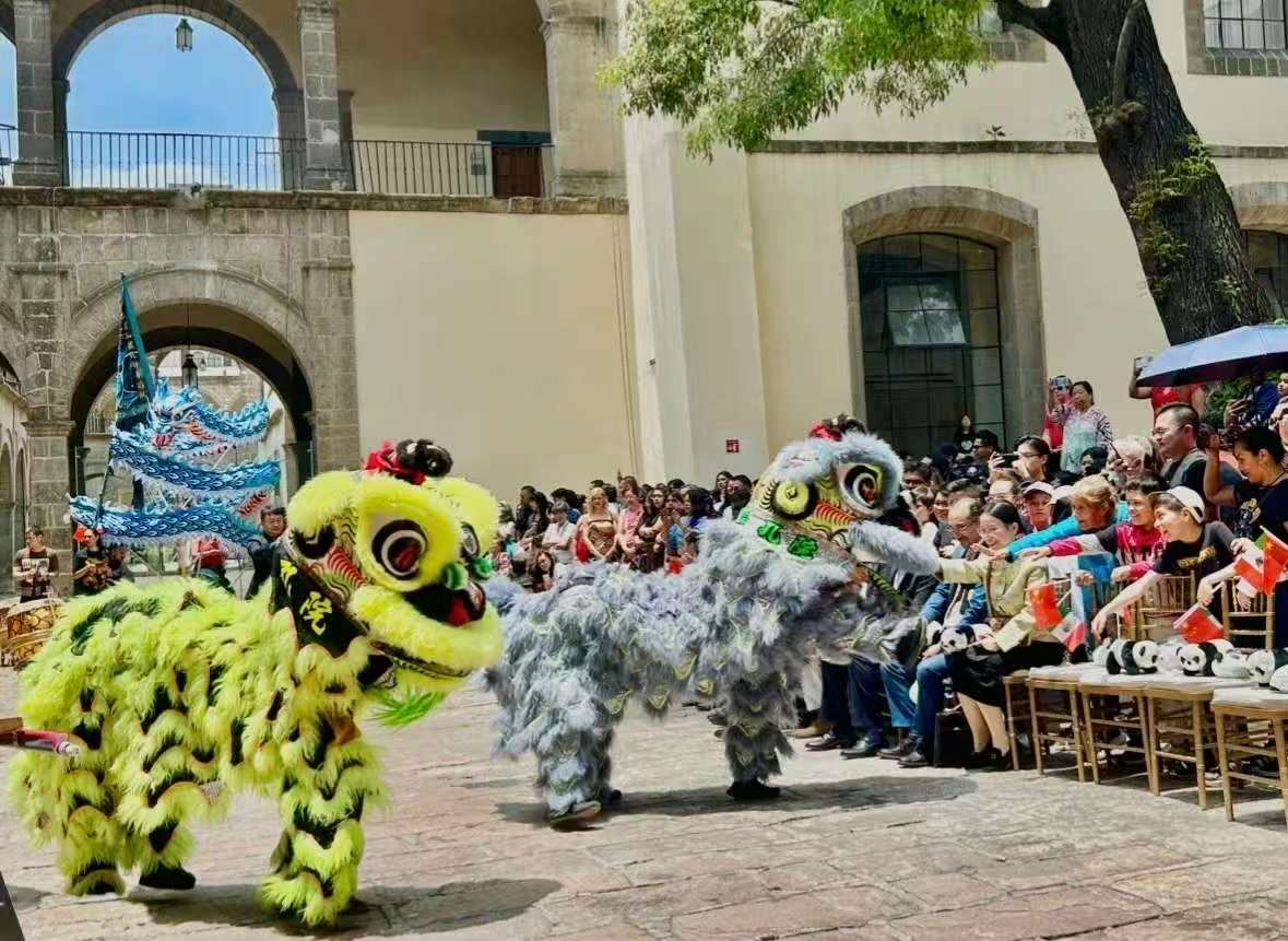 墨西哥观众在国际中文日庆祝活动现场欣赏和体验舞狮表演。墨西哥城孔子学院供图