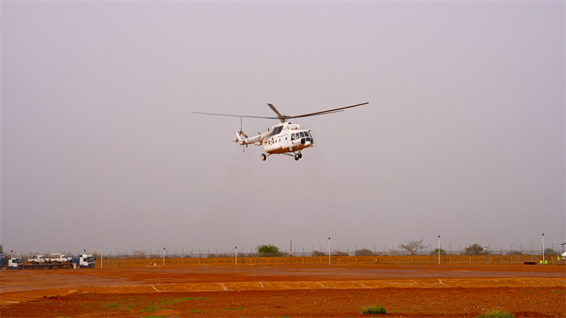 图1说：维和直升机分队高效投送尼日利亚友军轮换，图为直升机起飞 黄浩摄