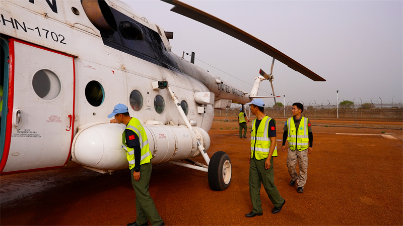 图2说：维和直升机分队高效投送尼日利亚友军轮换，图为飞行机组进行起飞前检查 黄浩摄