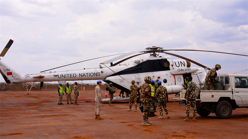 图3说：维和直升机分队高效投送尼日利亚友军轮换，图为友军进行轮换物资装载 黄浩摄