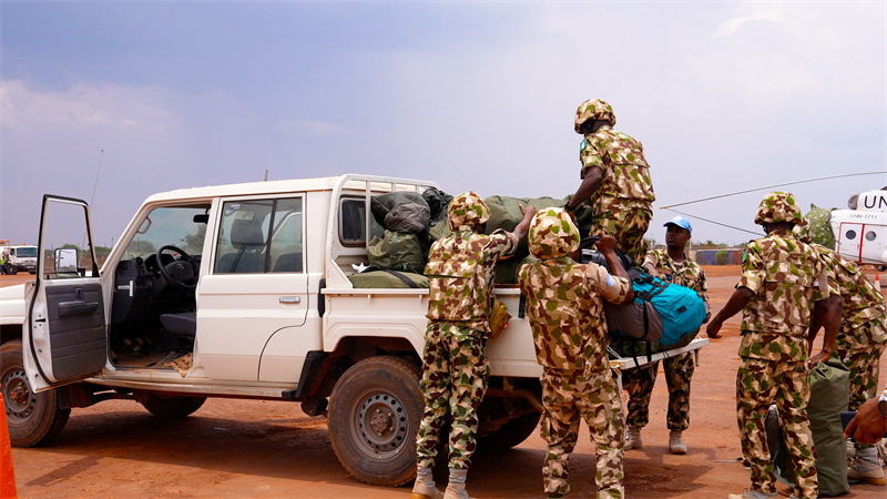 图4说：维和直升机分队高效投送尼日利亚友军轮换，图为友军进行轮换物资卸载 黄浩摄