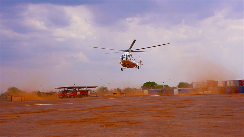图5说：维和直升机分队高效投送尼日利亚友军轮换，图为最后一架次直升机落地 黄浩摄