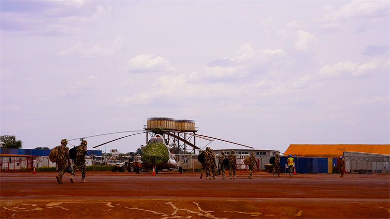 图6说：维和直升机分队高效投送尼日利亚友军轮换，图为最后一批轮换官兵落地 黄浩摄