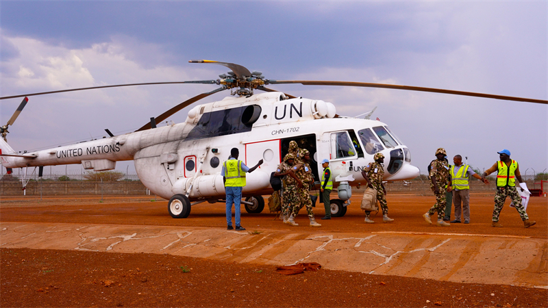 图7说：维和直升机分队高效投送尼日利亚友军轮换，图为最后一批轮换官兵落地2 黄浩摄