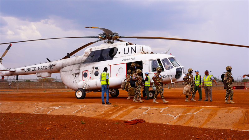 图8说：维和直升机分队高效投送尼日利亚友军轮换，图为最后一批轮换官兵落地3 黄浩摄