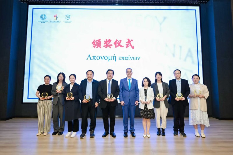 4月18日，希腊驻华大使卡尔佩里斯（右六）与中国高校希腊语言文化中心的代表合影。（图片由希腊驻华大使馆提供）