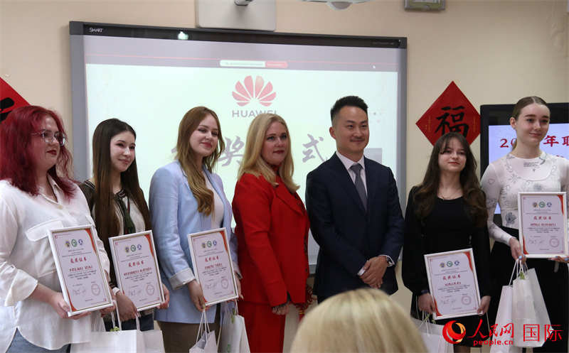 华为乌克兰公司总经理马铭泽为获奖选手颁奖。人民网记者 蔡子畅摄