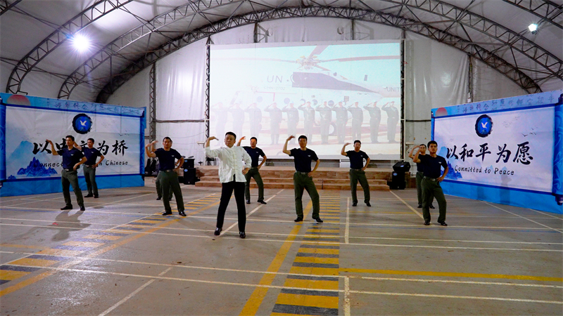 图3说：中国指挥官领舞全体飞行员表演舞蹈《护花使者》 黄浩摄