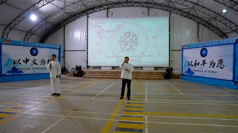 图4说：晚会现场中国官兵演奏《武家坡》 黄浩摄