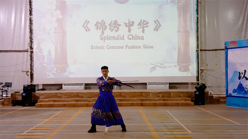 图5说：中国分队展示传统服饰 黄浩摄