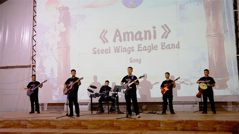 图8说：“铁翼雄鹰乐队”表演歌曲《Amani》 黄浩摄