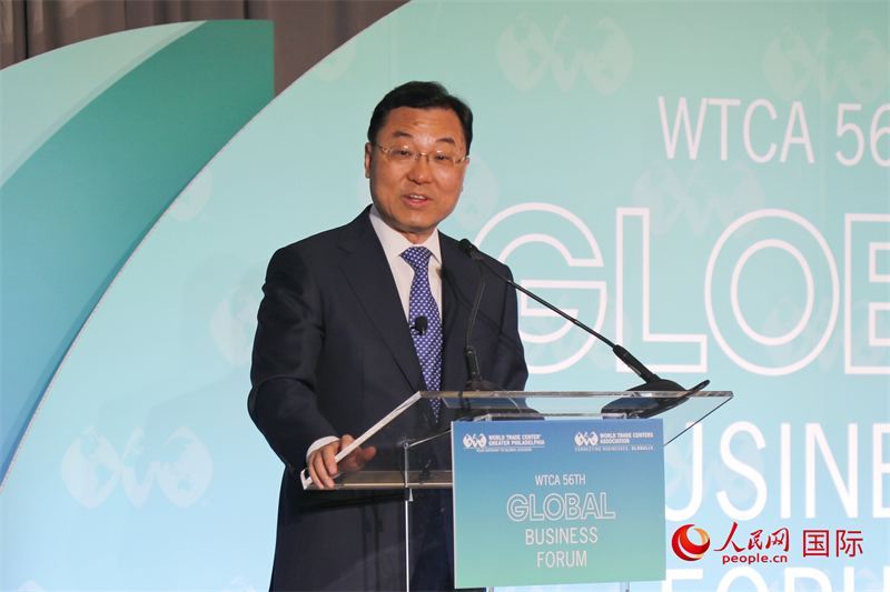 1、4月20日，中国驻美国大使谢锋应邀出席在费城举办的第五十六届世界贸易中心协会全球商业论坛开幕式并发表主旨演讲。 人民网记者 李志伟摄