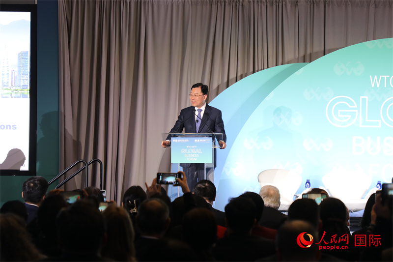 2、谢锋面向来自中、美等50多个国家和地区的近500名工商界代表，深入宣介“十五五”规划新机遇，呼吁共创中美关系新未来。 人民网记者 李志伟摄