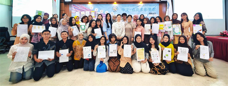 印尼学生们展示各自的艺术作品。三一一孔院供图