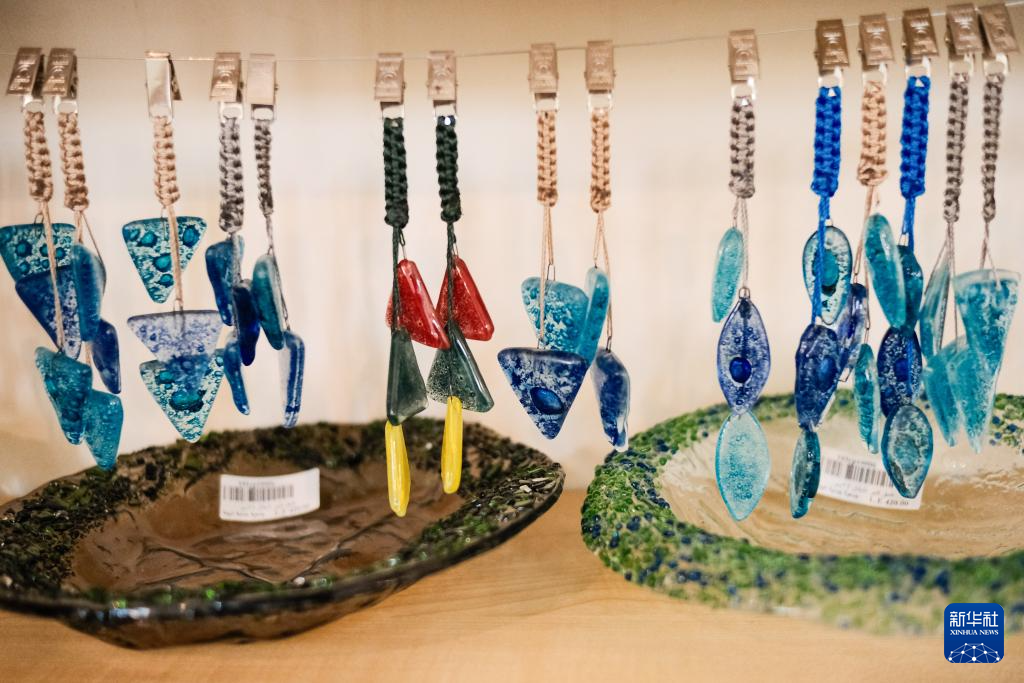 　这是4月21日在位于埃及开罗“垃圾城”的手工作坊内拍摄的玻璃饰品。