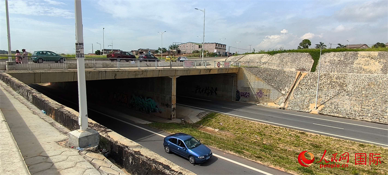 Y4公路上的涵洞 人民网记者 黄培昭摄