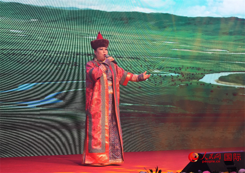 内蒙古艺术剧院艺术家表演呼麦。人民网记者 李墨摄