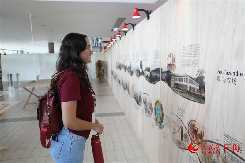 图为展览现场，一名米纳斯吉拉斯联邦大学学生正在驻足观看展板内容。 人民网记者 陈一鸣摄