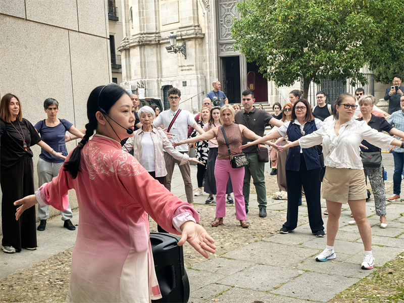 巡讲巡展活动现场，当地民众体验八段锦、穴位按压。校方供图